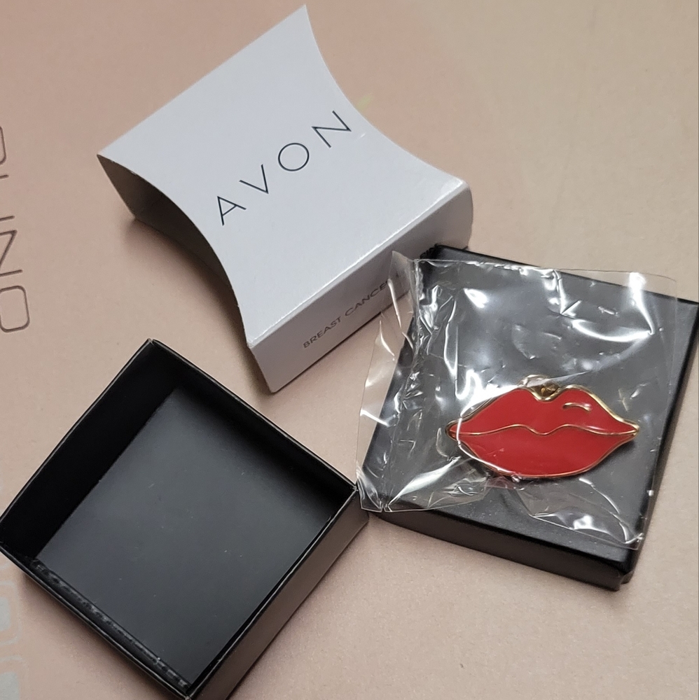 NEW AVON BREAST CANCER LIPS PIN